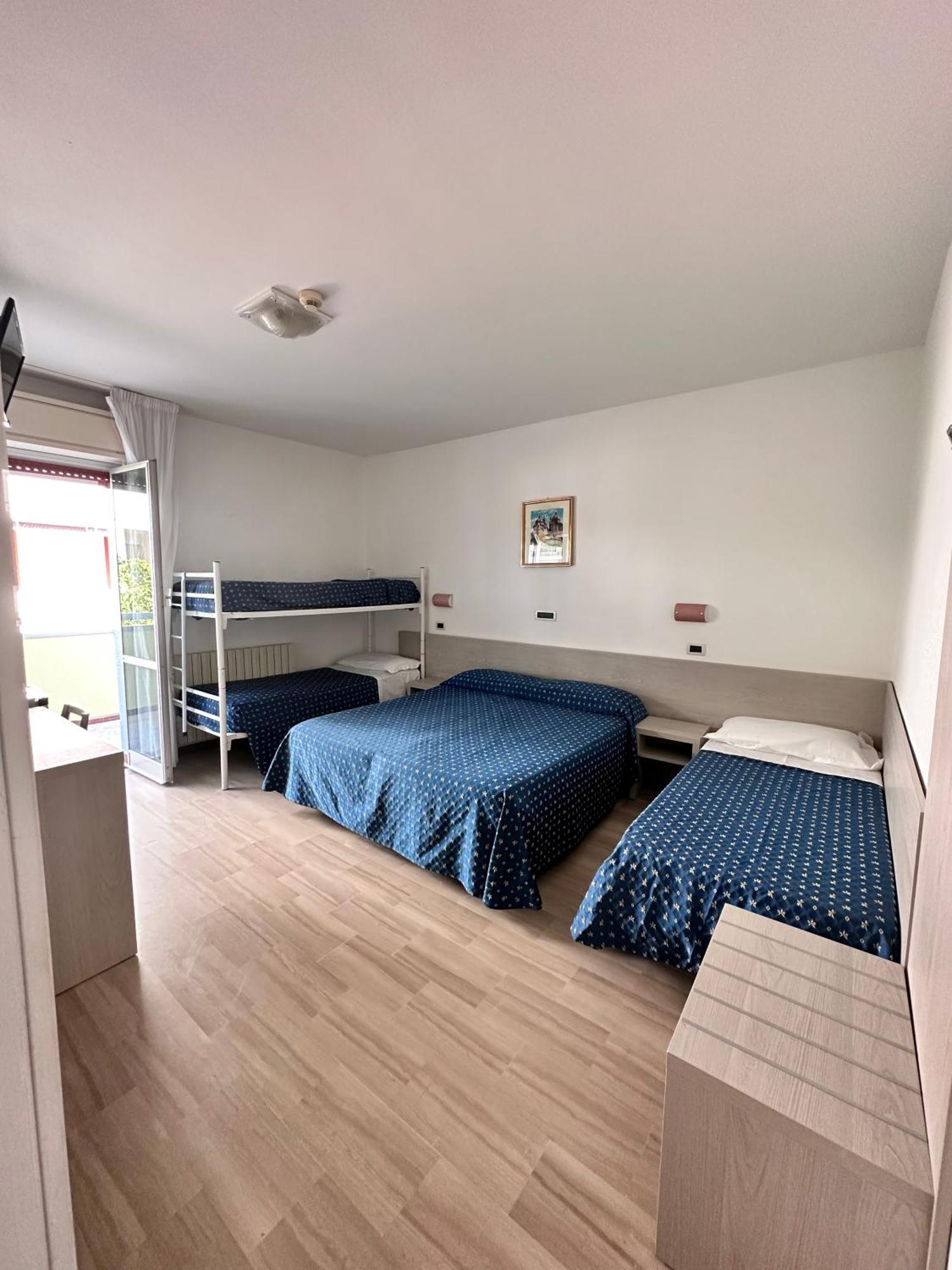 Hotel Holiday Martinsicuro Quarto foto