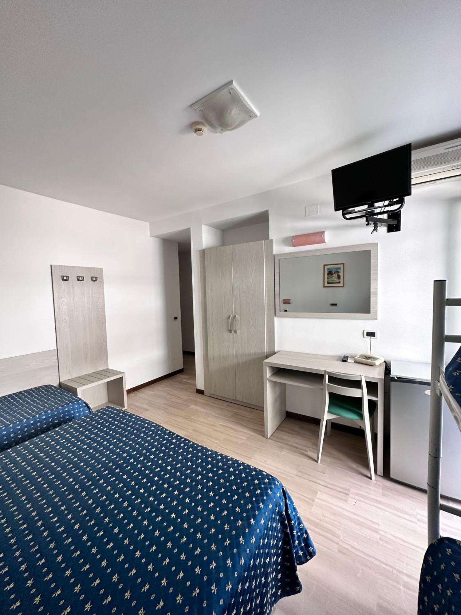 Hotel Holiday Martinsicuro Quarto foto