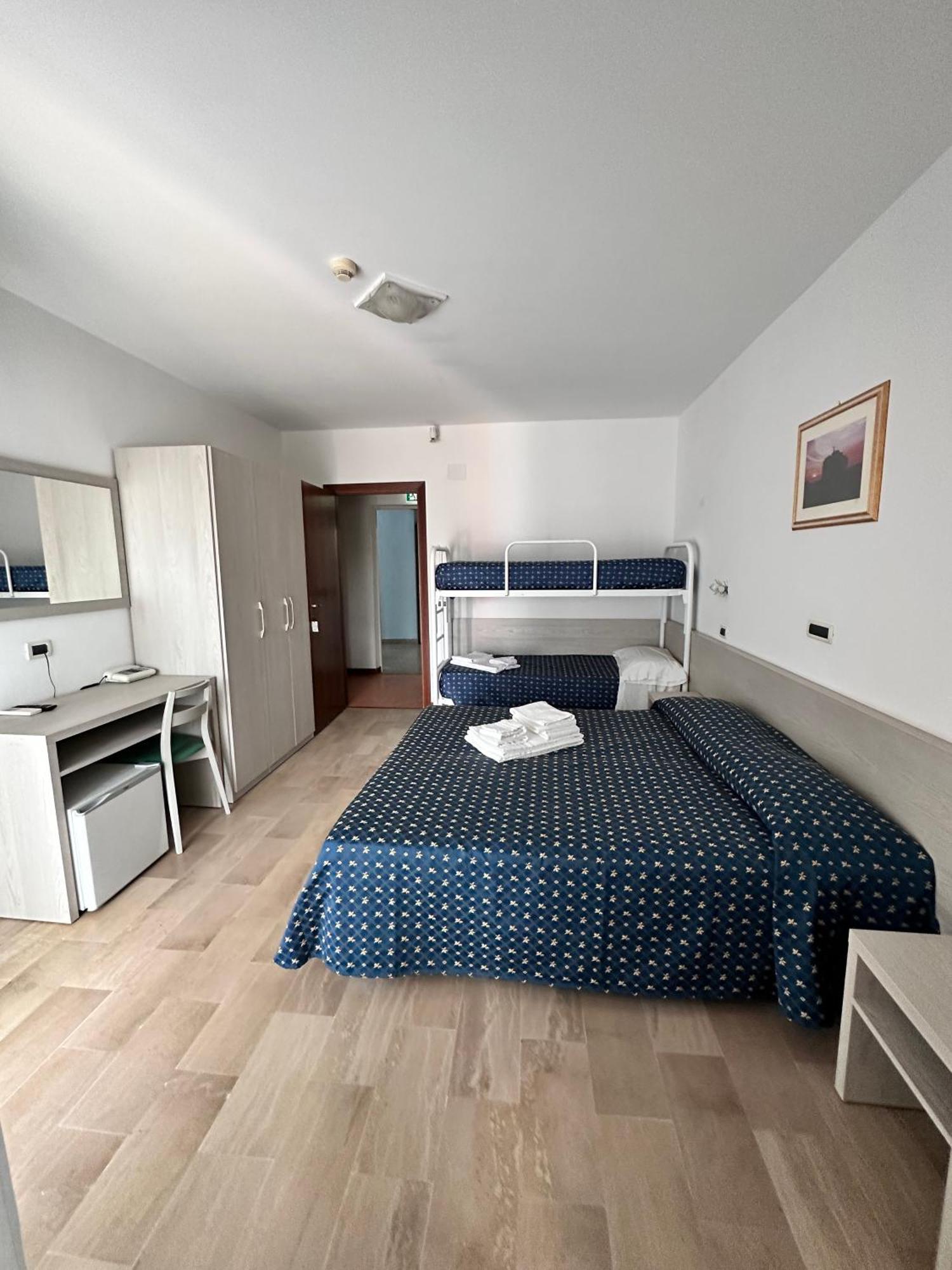 Hotel Holiday Martinsicuro Quarto foto
