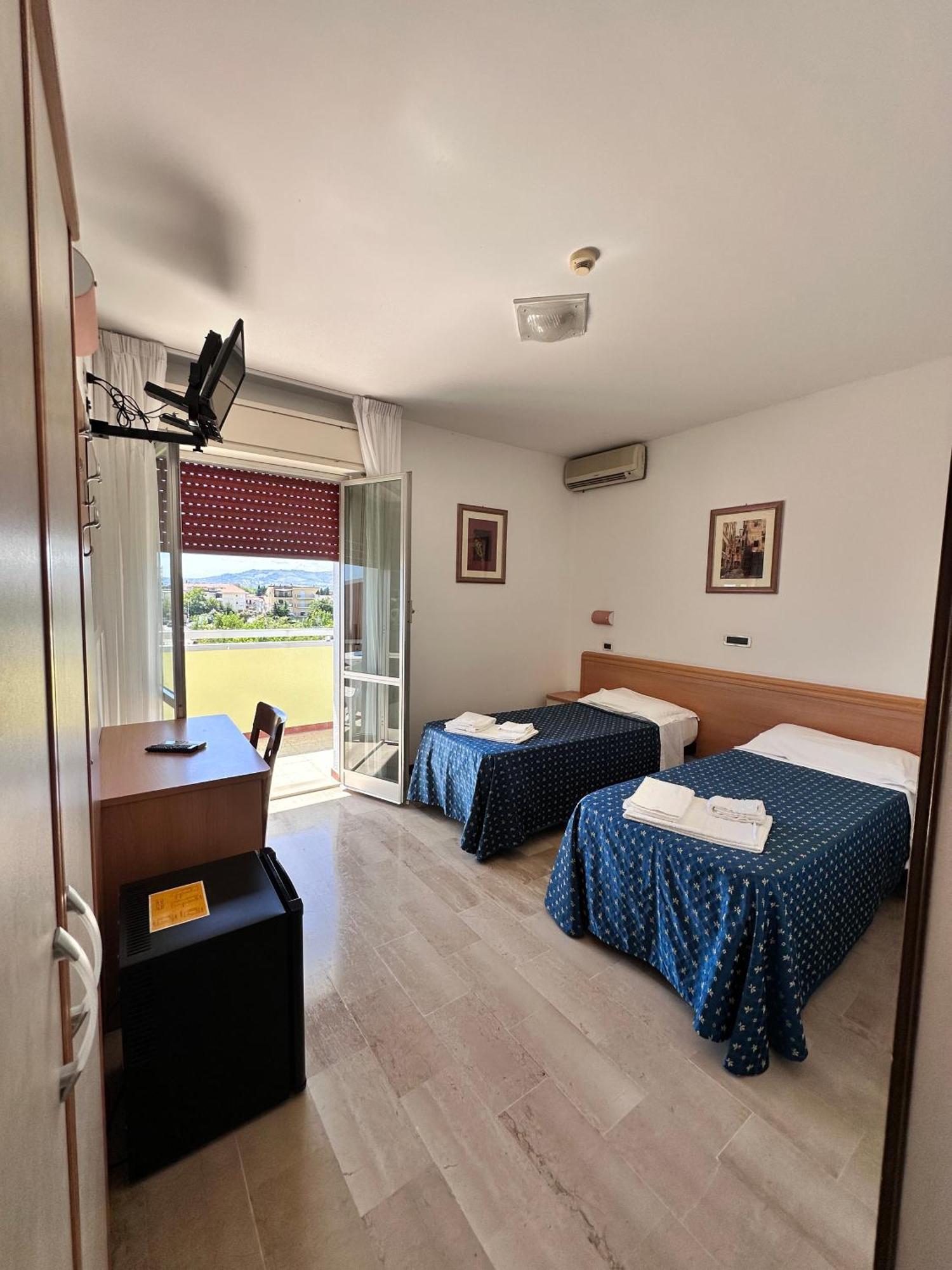 Hotel Holiday Martinsicuro Quarto foto