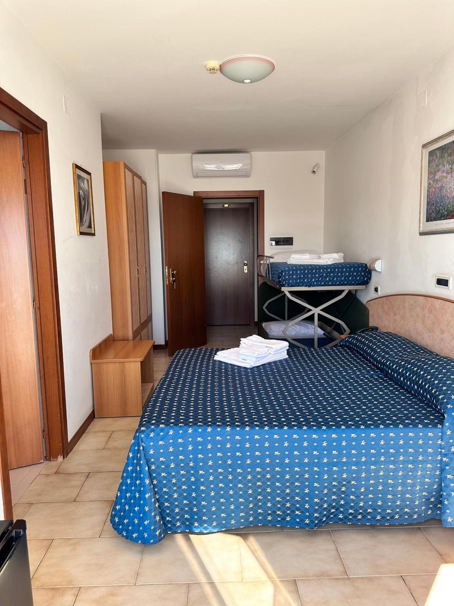Hotel Holiday Martinsicuro Quarto foto
