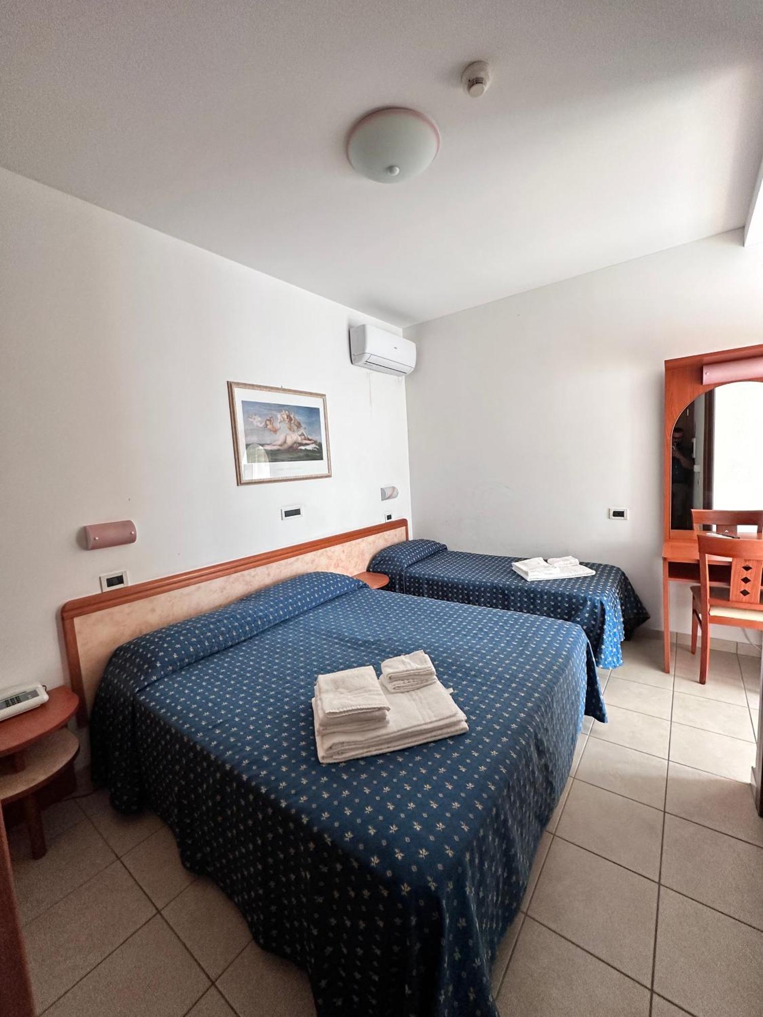 Hotel Holiday Martinsicuro Quarto foto