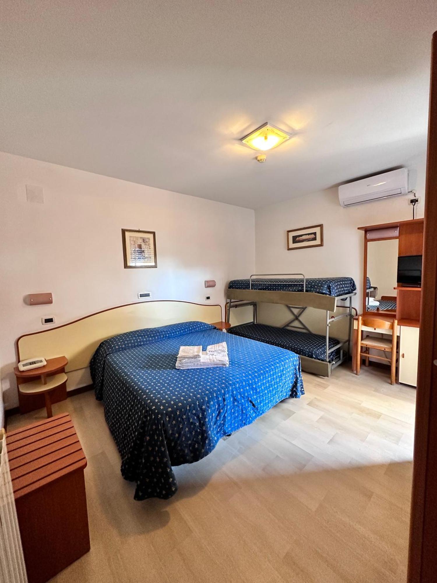 Hotel Holiday Martinsicuro Quarto foto