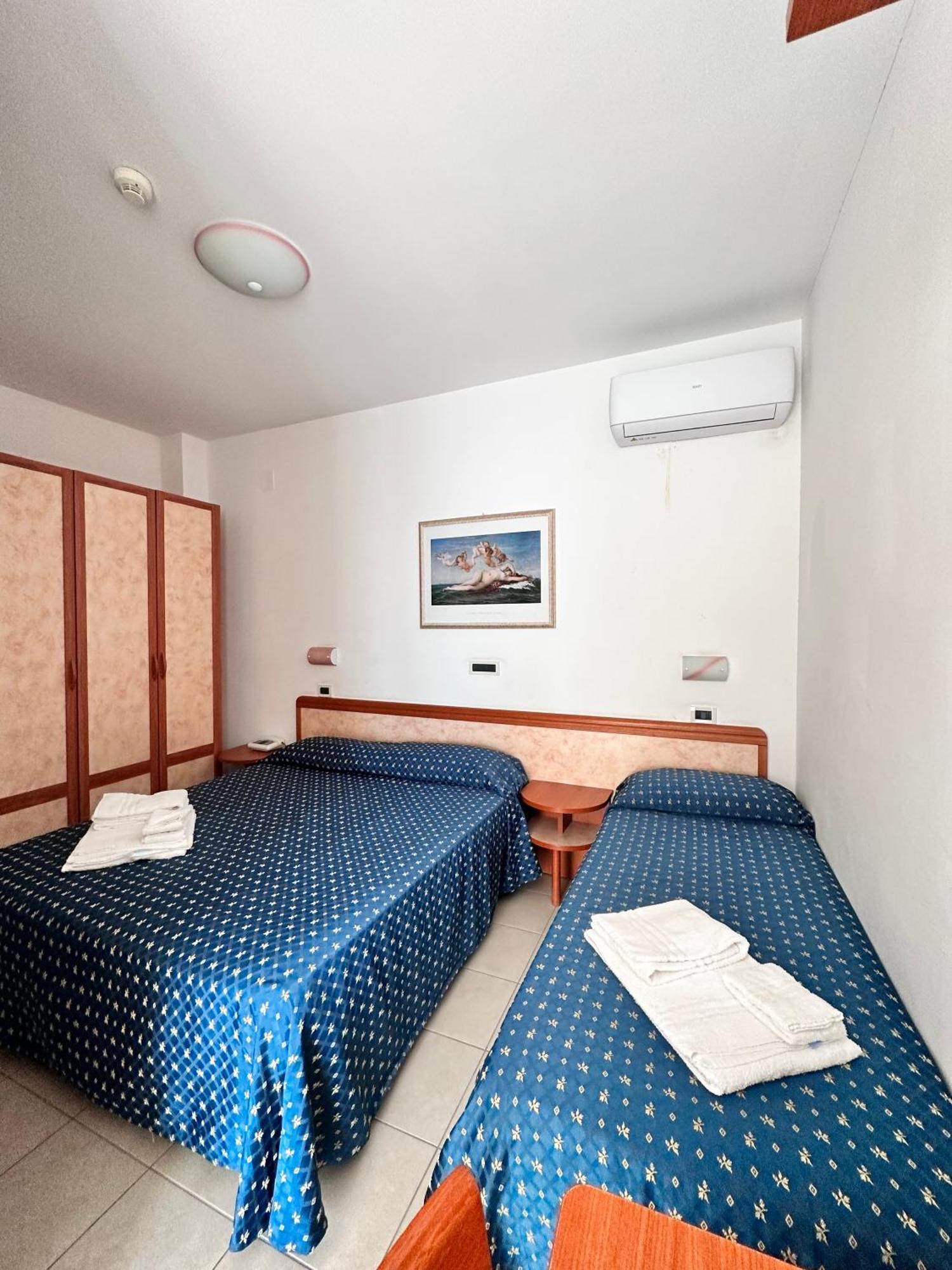 Hotel Holiday Martinsicuro Quarto foto