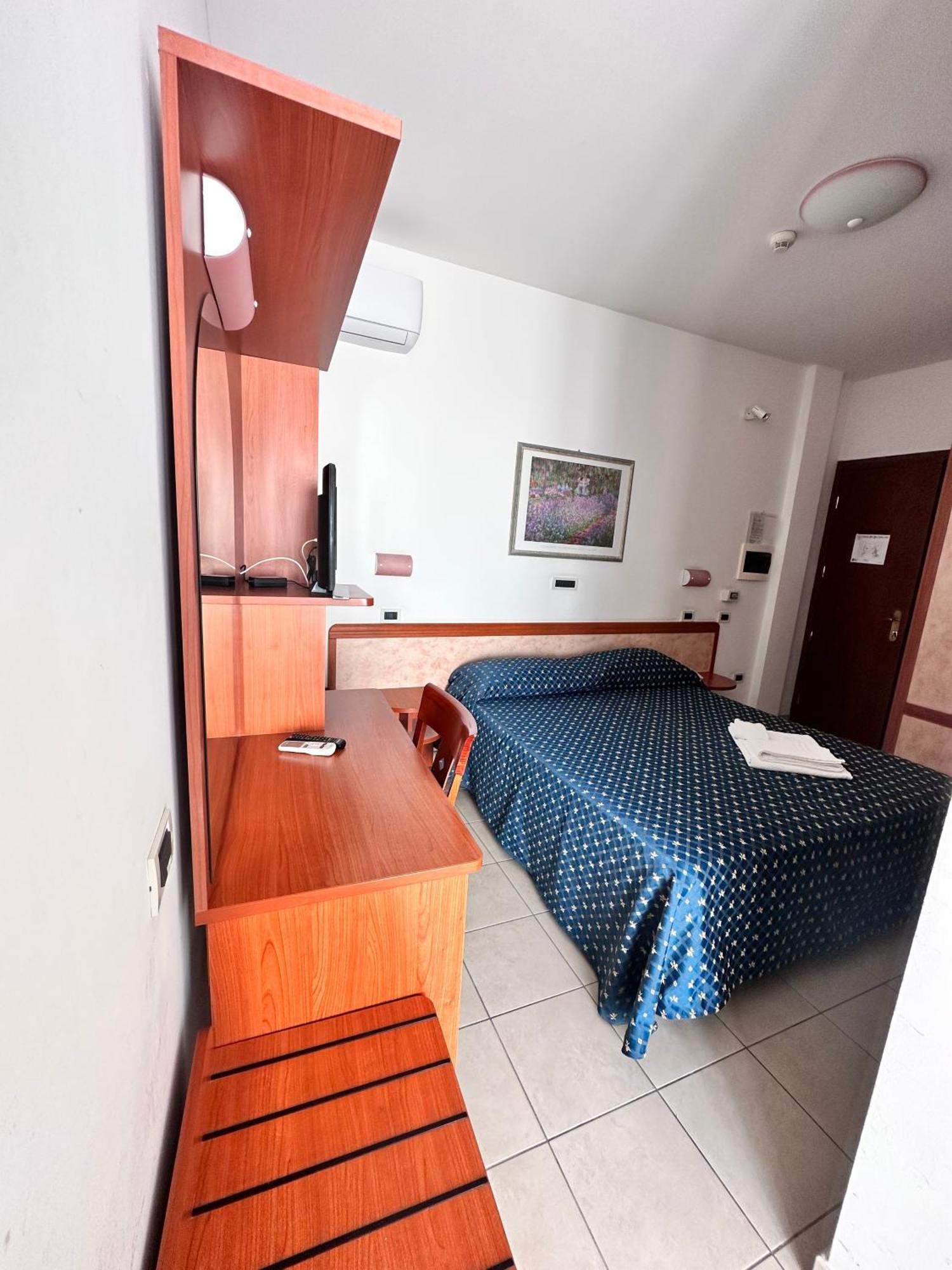 Hotel Holiday Martinsicuro Quarto foto