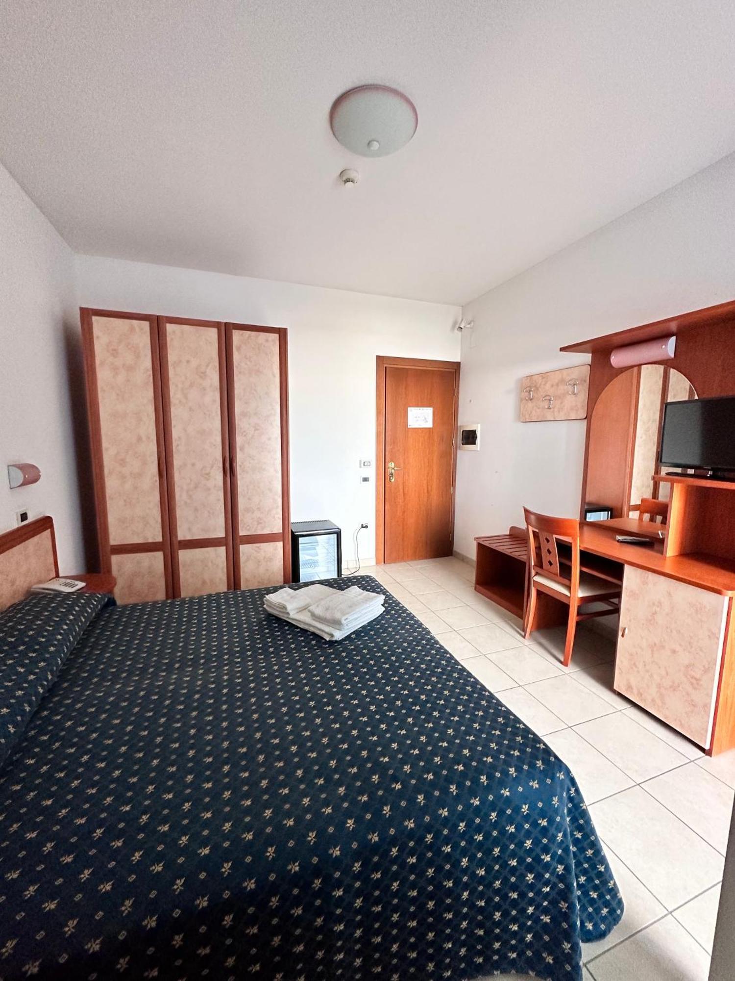 Hotel Holiday Martinsicuro Quarto foto
